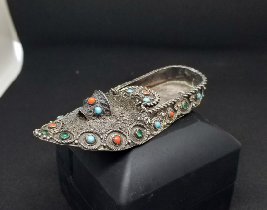 KABARTMA İŞÇİLİKLİ ÇARIK FORMUNDA YAPILMIŞ ANTİKA GÜMÜŞ BİBLO