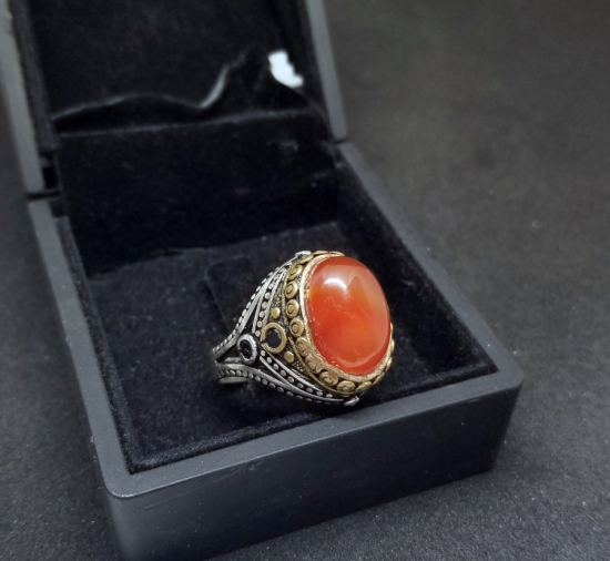 AKİK TAŞLI VE KABARTMA İŞÇİLİKLİ GÜMÜŞ YÜZÜK