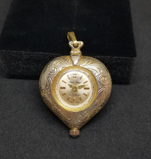 ALTIN KAPLAMA KABARTMA İŞÇİLİKLİ ÖZEL YAPIM KALP FORMLU KURMALI KOLYE SAAT