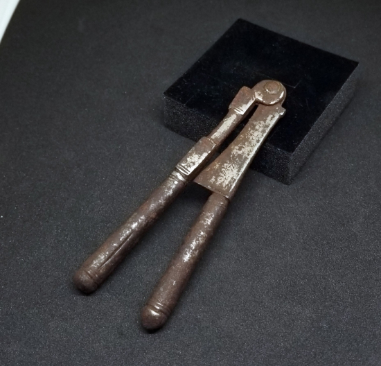 ÜZERİ YAZILI OSMANLI DÖNEMİ CEVİZ - FINDIK KIRACAĞI