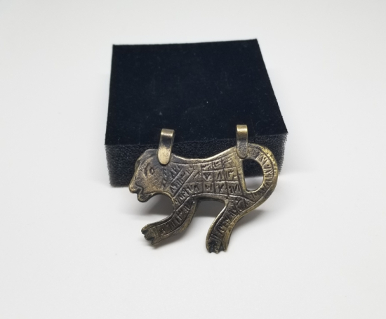 ASLAN FORMUNDA YAPILMIŞ ÜZERİ EBCEDLERLE BEZELİ ANTİKA TILSIM KOLYE