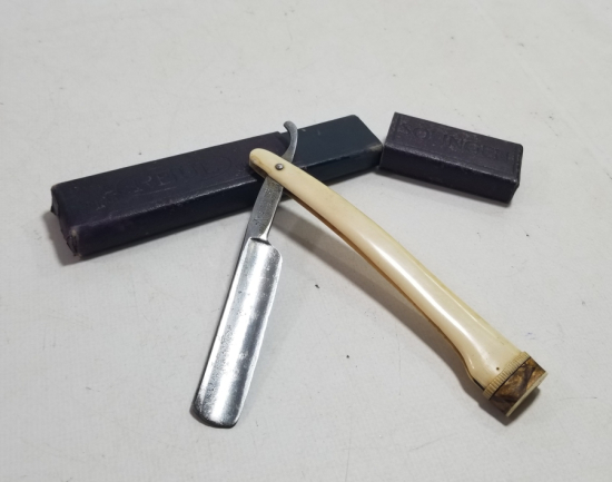 ORİJİNAL KUTUSUNDA GALALİT SAPLI NADİR USTURA