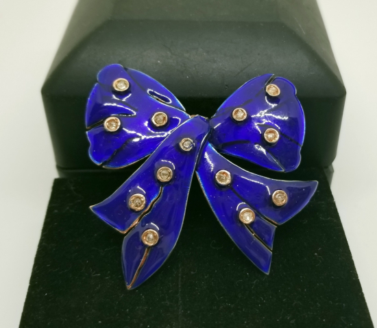 ÜZERİ ELMAS TAŞLI VE MİNELİ ÖZEL YAPIM FİYONK FORMLU BROŞ