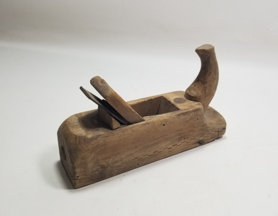 ÜZERİ PLAKALI ANTİKA MARANGOZ RENDESİ