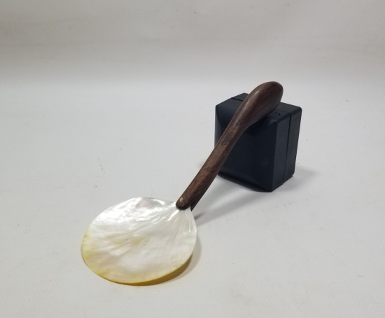 AHŞAP TUTMAÇLI ANTİKA SEDEF KAŞIK