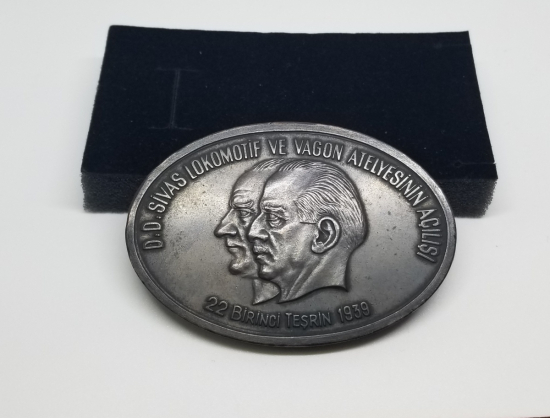 DEVLET DEMİR YOLLARI SİVAS LOKOMOTİF VE VAGON ATELYESİNİN AÇILIŞI ANISINA BASTIRILMIŞ VE DAĞITILMIŞ MADALYON