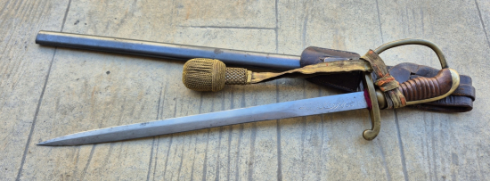 OSMANLI DÖNEMİ ORİJİNAL BEL ASKISI VE SIRMALI PÜSKÜLÜYLE ALLAH BİZİMLE YAZILI NADİR BOYDA TOPÇU KILICI - TOPÇU SUBAYI'NIN SON SAVUNMA KILICI