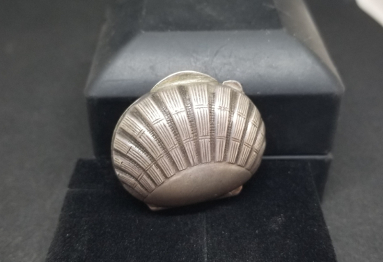 İSTİRİDYE FORMLU KABARTMA İŞÇİLİKLİ ANTİKA GÜMÜŞ BOZUK PARA ÇANTASI