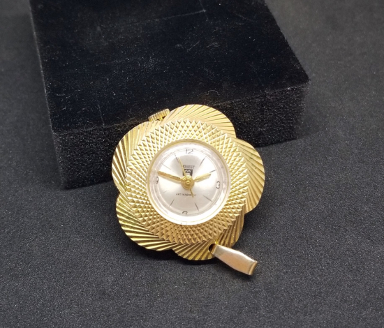 PAPATYA FORMUNDA YAPILMIŞ ALTIN KAPLAMA ANTİKA KURMALI KOLYE SAAT