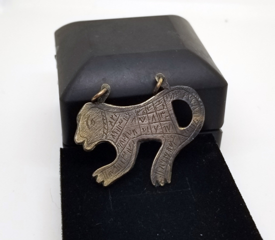 ASLAN FORMUNDA YAPILMIŞ ÜZERİ EBCEDLERLE BEZELİ ANTİKA TILSIM KOLYE