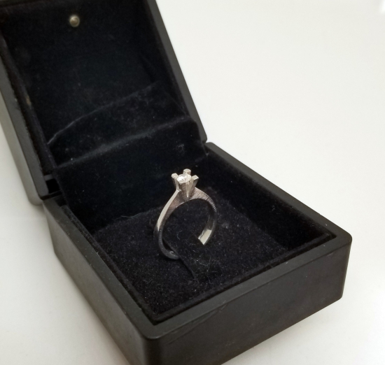 PIRLANTA TAŞLI TEKTAŞ YÜZÜK