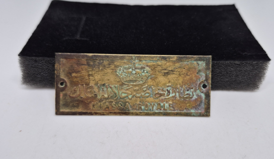 ÜZERİNDE AY YILDIZLI MISIR HİDİVLİK TACI BULUNAN PLAKA