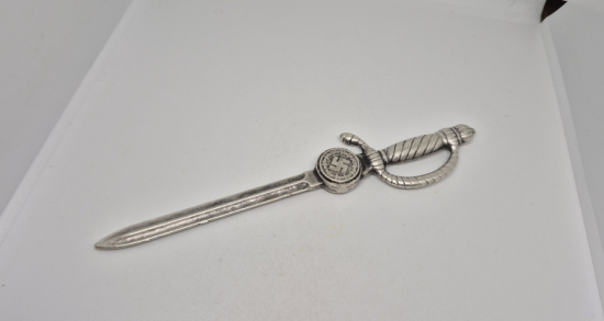 ÜZERİ GAMALI HAÇ FİGÜRLÜ SUBAY MEÇİ FORMUNDA YAPILMIŞ ANTİKA ZARF AÇACAĞI