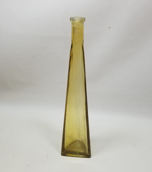 ÜÇGEN ŞİŞE FORMUNDA YAPILMIŞ ANTİKA CAM VAZO