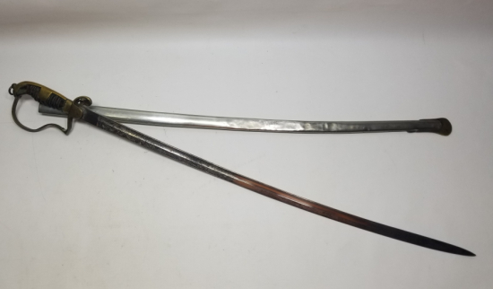 İKİ TARAFI GRAVÜRLÜ VE DEVLET ARMALI BOYNUZ SAPLI OSMANLI DÖNEMİ HAFİF SÜVARİ SUBAY KILICI