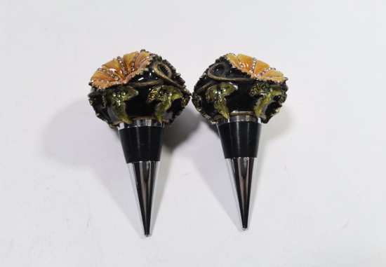 KABARTMA İŞÇİLİKLİ İKİ ADET AVRUPA ŞARAP KAPAĞI