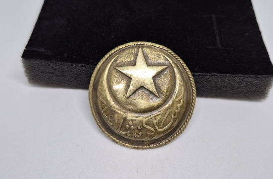 1. DÜNYA SAVAŞI DÖNEMİ ÜZERİ OSMANLICA YAZILI KEMER TOKASI PARÇASI