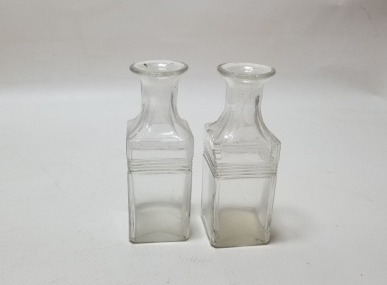 KABARTMA İŞÇİLİKLİ İKİ ADET ANTİKA ŞİŞE FORMLU VAZO