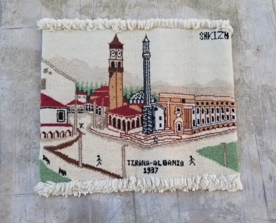 1937 TARİHLİ EL DOKUMA TİRAN - ARNAVUTLUK GÖRSELLİ DUVAR HALISI