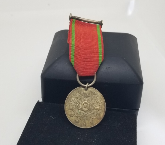 ORİJİNAL İPEK ASKI VE KURDELASIYLA GÜMÜŞ LİYAKAT MADALYASI