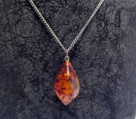 İÇİ BİTKİ FOSİLLİ ANTİKA DAMLA KEHRİBAR GERDANLIK