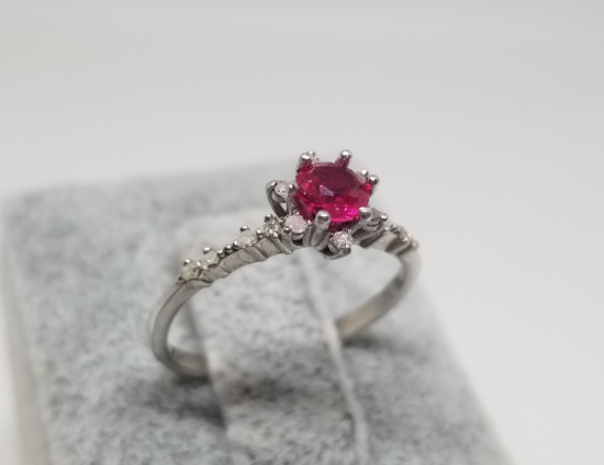 YAKUT VE PIRLANTA TAŞLI PAPATYA MODEL YÜZÜK