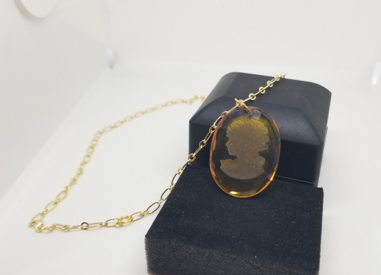 KRİSTAL CAM ÜZERİNE KAMEO FORMLU ZİNCİRİ ALTIN KAPLAMA KOLYE