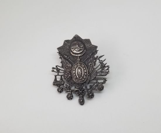 KABARTMA İŞÇİLİKLİ OSMANLI DEVLET ARMASI FORMUNDA YAKA ROZETİ