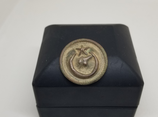 ÜZERİ AY YILDIZ FİGÜRLÜ OSMANLI SUBAY DÜĞMESİ