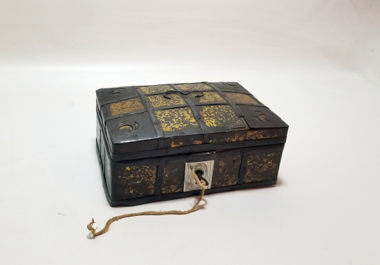 ORİJİNAL ANAHTARIYLA OSMANLI DÖNEMİ KAPAKLI MİNİ SANDIK