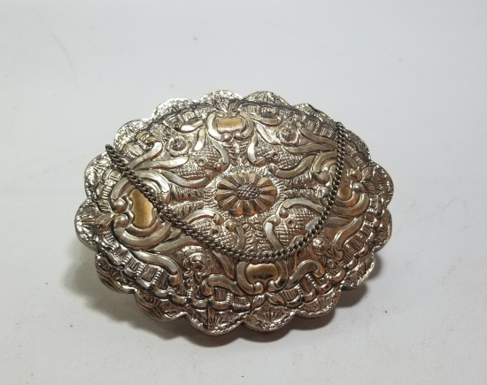 ÜZERİ ALTIN VERMEYLİ VE KABARTMA İŞÇİLİKLİ ANTİKA GÜMÜŞ DUVAR AYNASI