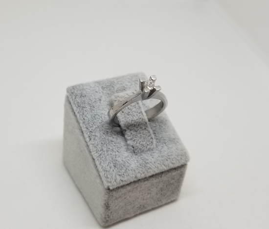 PIRLANTA TAŞLI TEKTAŞ YÜZÜK