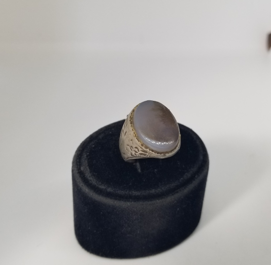 DOĞAL TAŞLI VE KABARTMA İŞÇİLİKLİ ANTİKA GÜMÜŞ YÜZÜK
