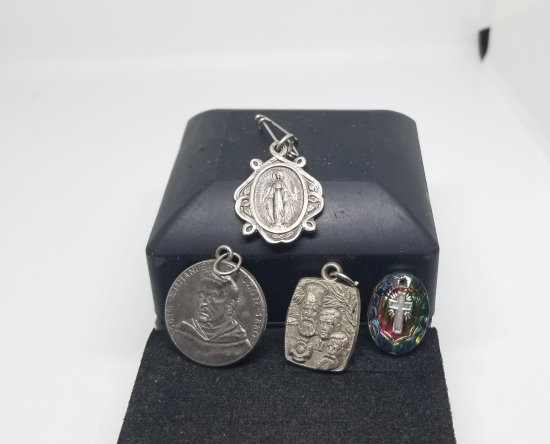 ANTİKA VAFTİZ KOLYESİ LOTU