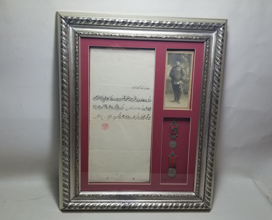 ENVER PAŞA MÜHÜRLÜ 1. DÜNYA SAVAŞI DÖNEMİ BİR SUBAYIMIZA AİT TERFİ BERATI - FOTOĞRAF VE MADALYA SETİ