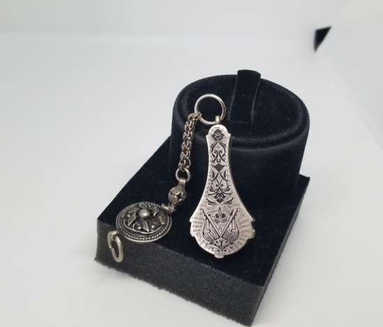 ÜZERİNDE OSMANLI DEVLET ARMASI VE SALTANAT ÇELENGİ BULUNAN GÜMÜŞ MÜHÜR MUHAFAZASI