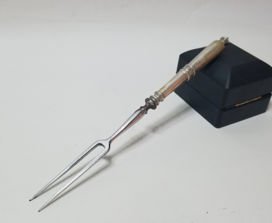 ÜZERİ İNSİYALLİ GÜMÜŞ KAPLAMA ANTİKA SERVİS ÇATALI