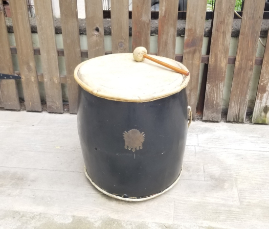 OSMANLI DEVLET ARMASI VE MUZİKA-İ HÜMAYUN AMBLEMLİ ÇOK NADİR MEHTERAN DAVULU VE DÖNEMİNE AİT TOKMAĞI