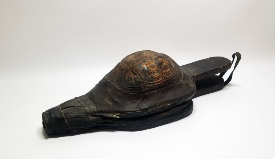 KAPLUMBAĞA KABUĞUNDAN YAPILMIŞ PRİMİTİF FORMDA KUYUMCU KÖRÜĞÜ