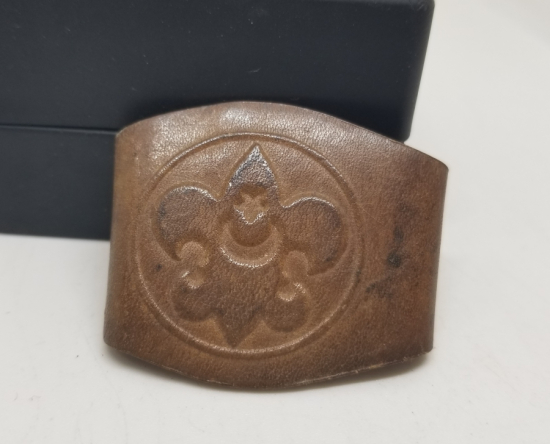 KABARTMA İŞÇİLİKLİ ANTİKA DERİ İZCİ FULAR TUTMACI