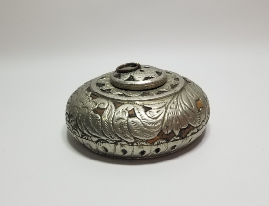 ÜZERİ KABARTMA İŞÇİLİKLİ ANTİKA AHŞAP HOKKA