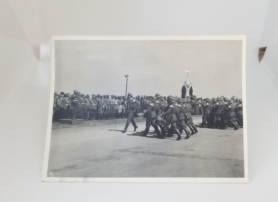 2. DÜNYA SAVAŞI DÖNEMİ NAZİ ASKERLERİNİN ÜST DÜZEY SUBAY HEYETİ ÖNÜNDE RESMİ GEÇİDİ FOTOĞRAF