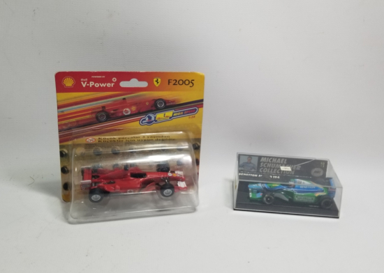 İKİ ADET PROMOSYON OYUNCAK FERRARİ ARABA