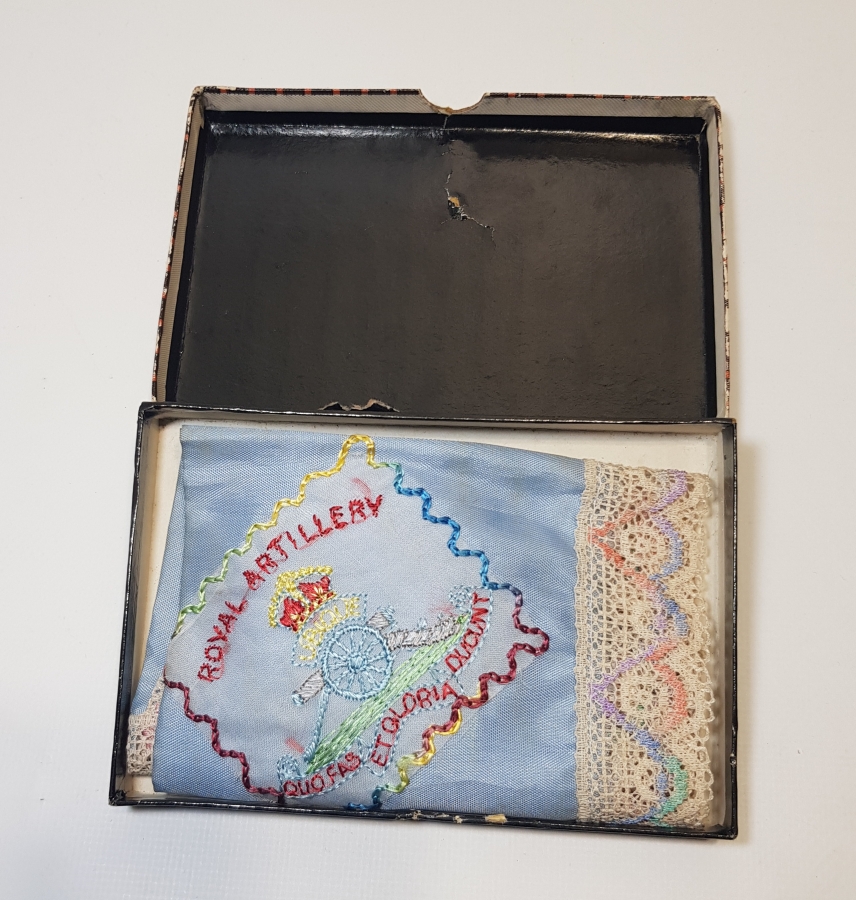 1. DÜNYA SAVAŞI - ÇANAKKALE SAVAŞI: KUTUSUNDA İNGİLİZ İPEK MENDİL 