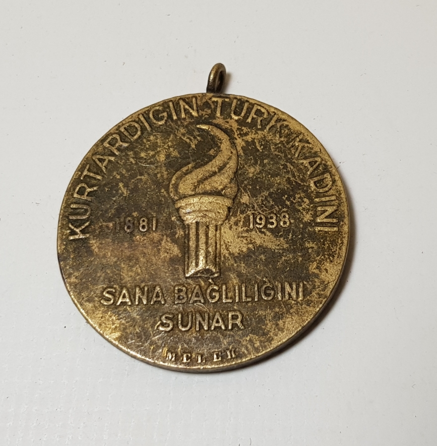 10 KASIM 1938 ATATÜRK KURTARDIĞIN TÜRK KADINI SANA BAĞLILIĞINI SUNAR MADALYON