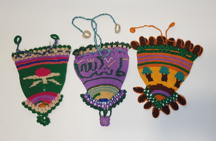 BİRİ OSMANLICA YAZILI ÜÇ ADET EL ÖRME PARA KESESİ 