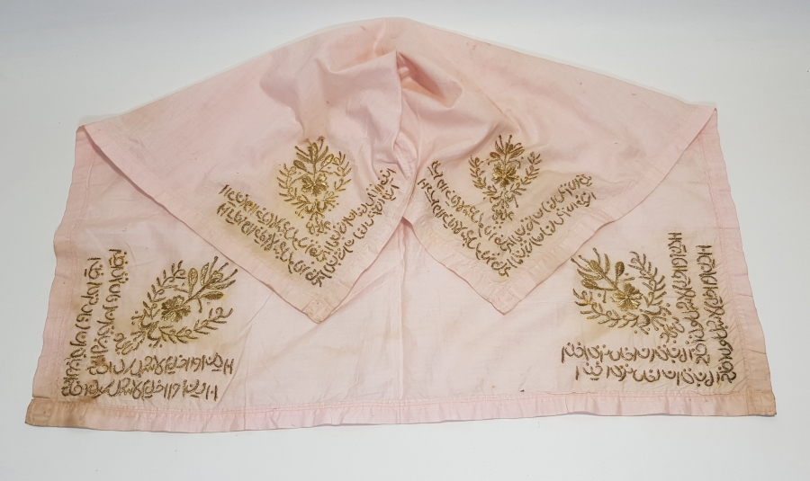 DÖRT KÖŞESİ ALTIN SIRMA İŞÇİLİKLİ OSMANLICA YAZILI GELİN ÖRTÜSÜ