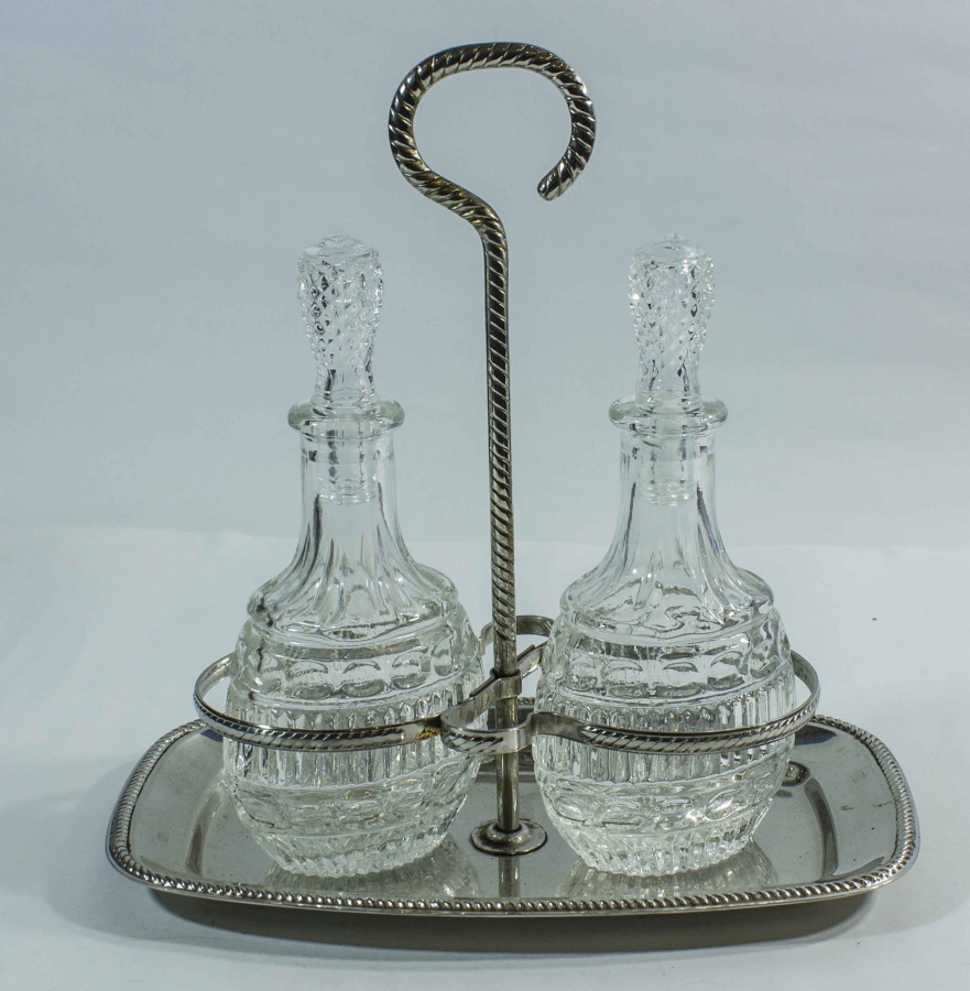 GÜMÜŞ KAPLAMA KAİDESİNDE BİR ÇİFT KRİSTAL SOSLUK