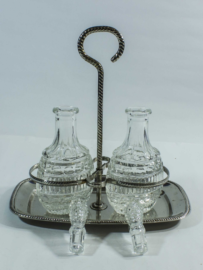 GÜMÜŞ KAPLAMA KAİDESİNDE BİR ÇİFT KRİSTAL SOSLUK