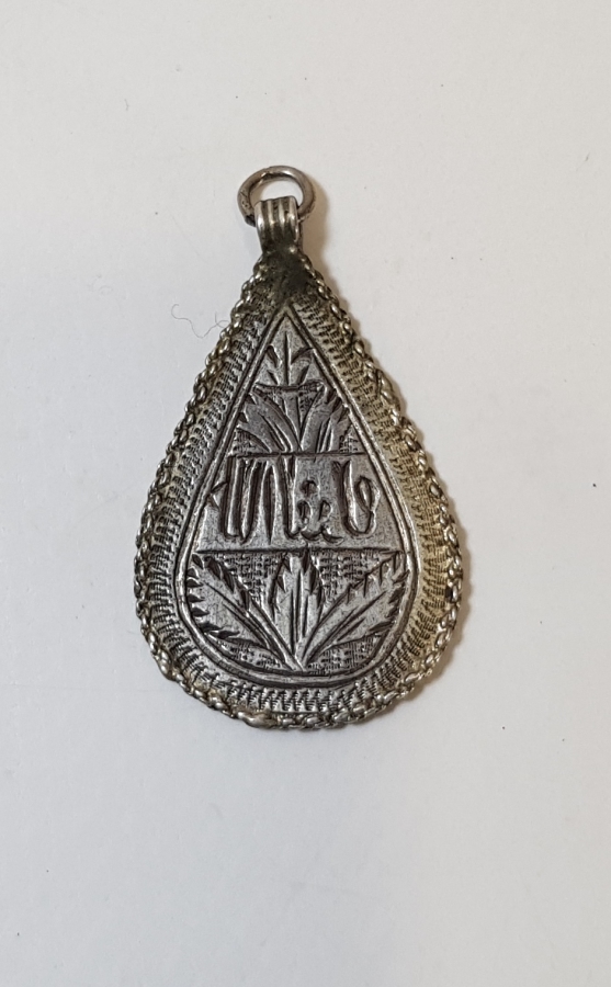 OSMANLI DÖNEMİ ARMUDİ FORMLU MAŞALLAH YAZILI GÜMÜŞ KOLYE UCU